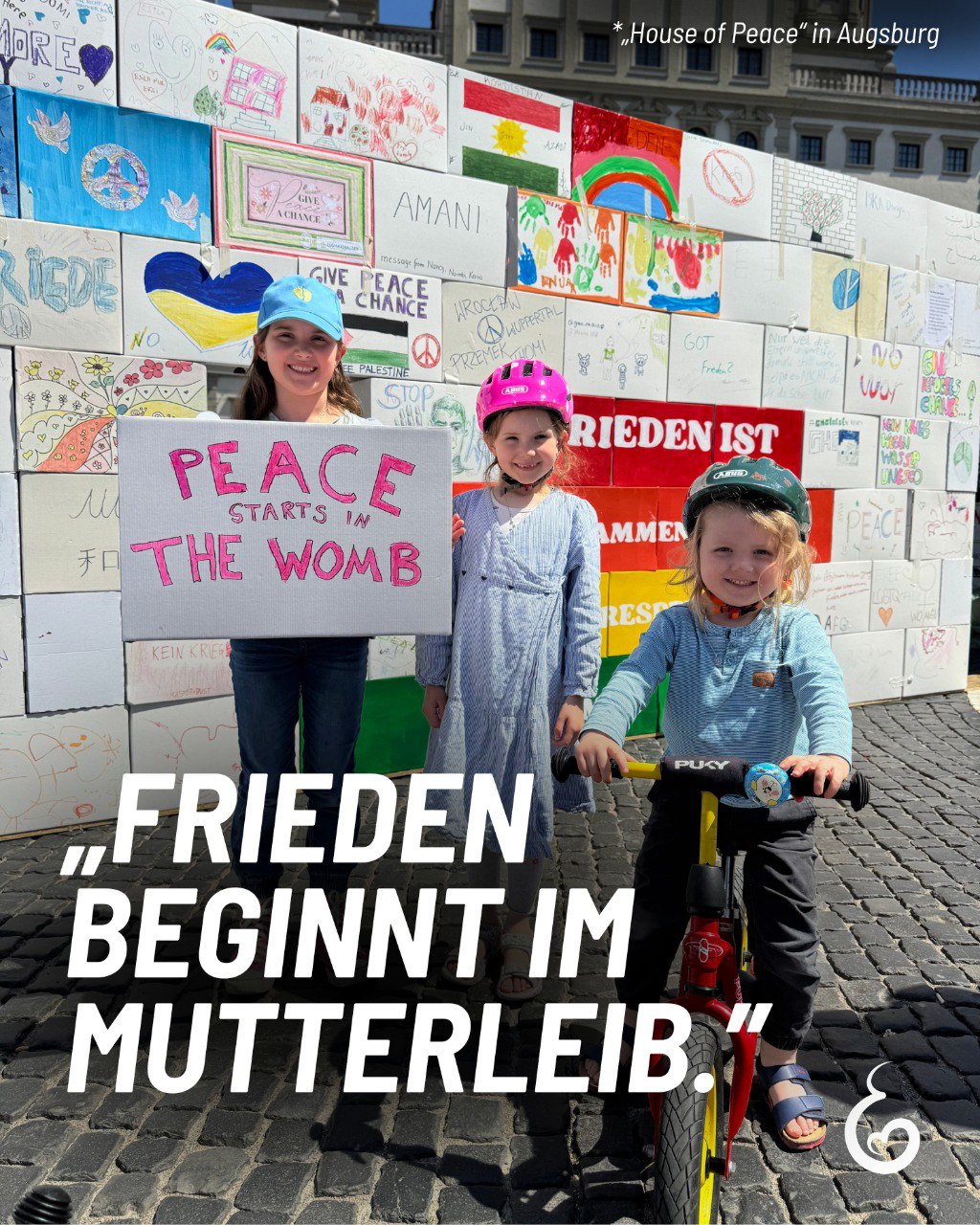 Auf dem Augsburger Rathausplatz entsteht derzeit ein besonderes Gemeinschaftsprojekt: „Das Haus des Friedens – ein Symbol der Einheit, gebaut von vielen, für alle.“ Unsere jüngsten Lebensschützer von sundaysforlife durften mit ihrer Aktion ein sichtbares Zeichen setzen – für den Schutz ungeborener Kinder. Denn: Frieden beginnt bereits im Mutterleib.